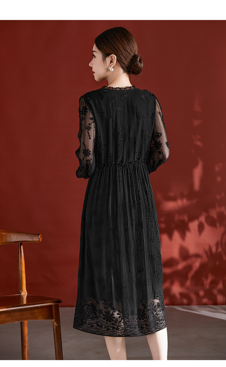 Vestido de terciopelo de seda de manga larga y abrigo Vestido de terciopelo de seda de manga larga fotografiado para mostrar cómo se comporta un pelo denso y mate sobre una silueta de inspiración medieval