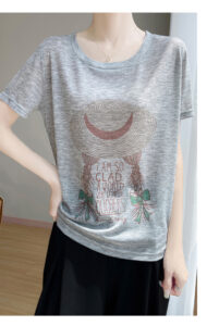 Round neck contrasting straw hat girl T-shirt