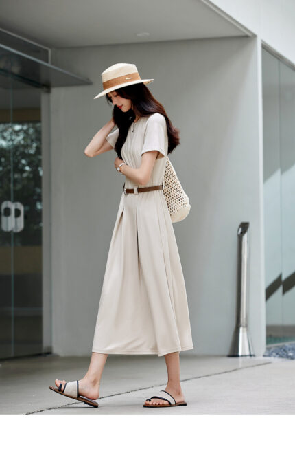 Workplace temperament: Round neck, waist cinched sweater dress