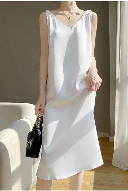 Vestido de satén plano de cuello V sólido