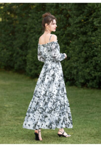 One collar floral long skirt with a large display