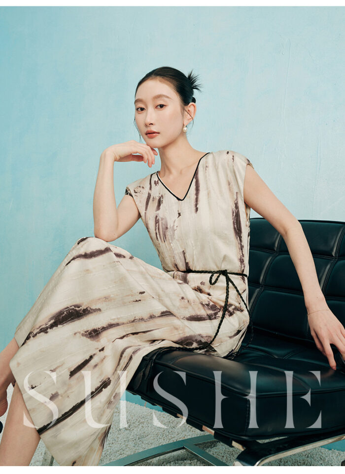 New Chinese style vertical pleated V-neck sleeveless dress