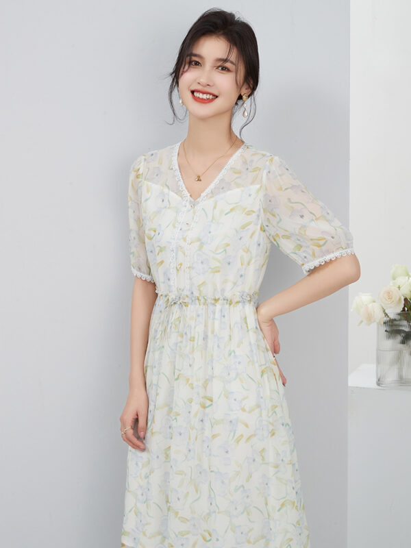 Vestido de seda de cuello V de flores pequeñas