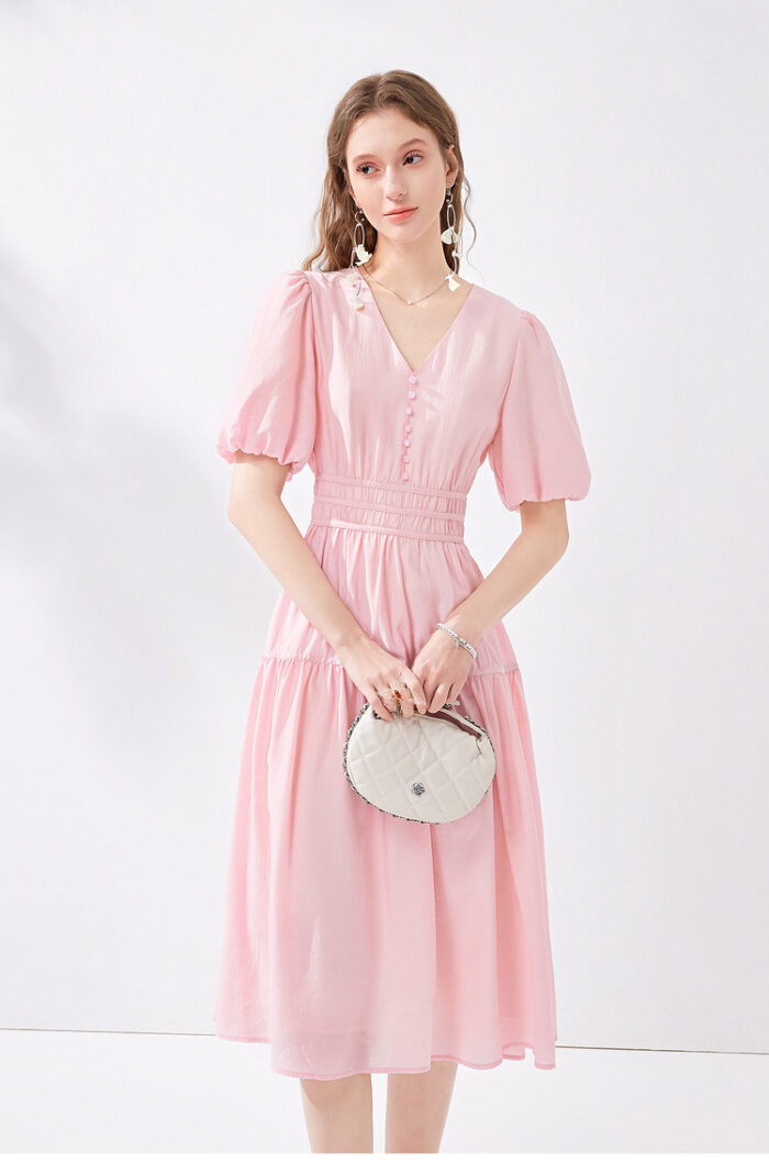 A gentle and sweet V-neck dress.