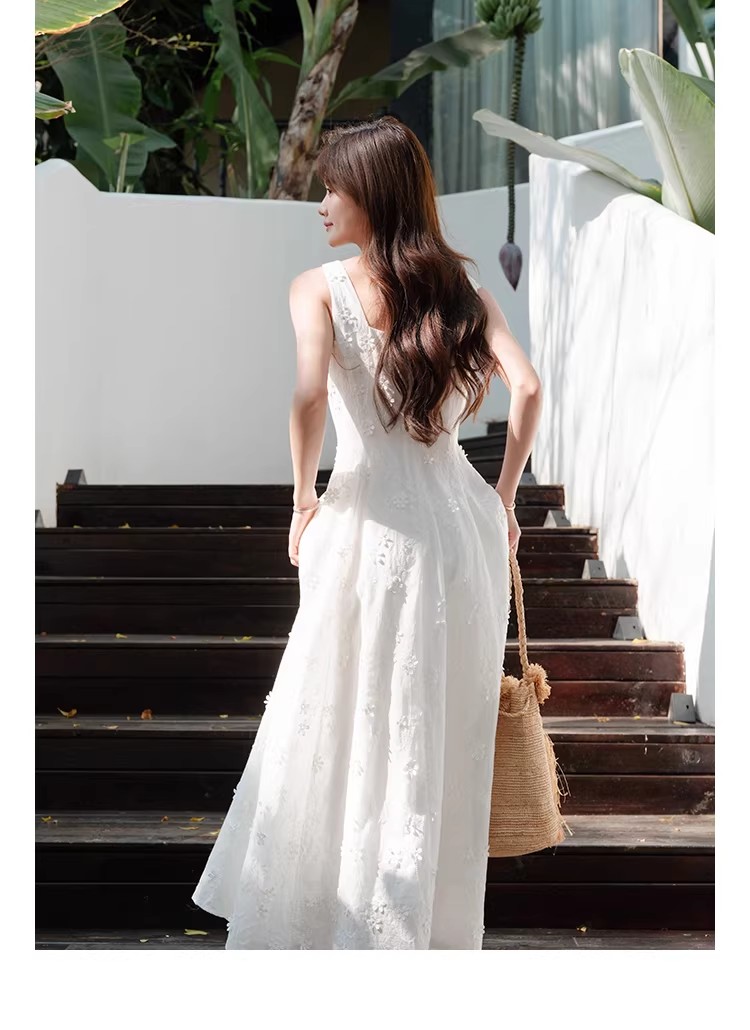 Heavy industry full width three-dimensional embroidery French U-neck dress, white wide shoulder strap long skirt Heavy industry full width three-dimensional embroidery French U-neck dress, white wide shoulder strap long skirt