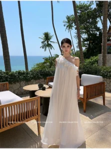 Three dimensional island silk smooth lace sloping shoulder dressBorn out of genuine needs