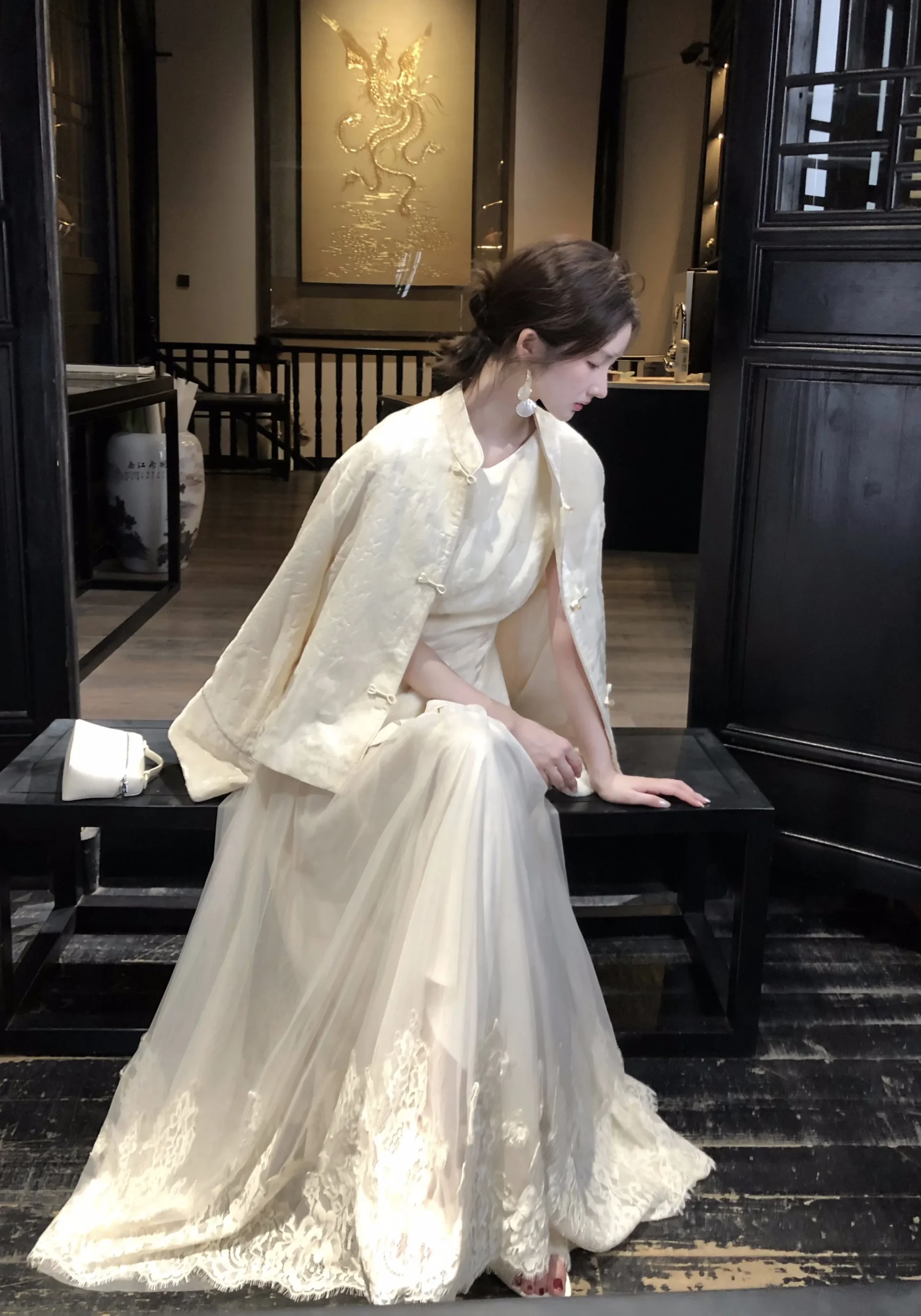 New Chinese style buttoned jacket paired with plush micro light top and lace gauze skirt New Chinese style buttoned jacket paired with plush micro light top and lace gauze skirt