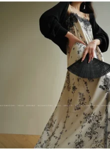 Chic Loose Fit Lace Dress with Ink Print and Straps for a Slimming Effect