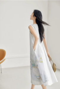 Small niche age reducing square neck sleeveless dress