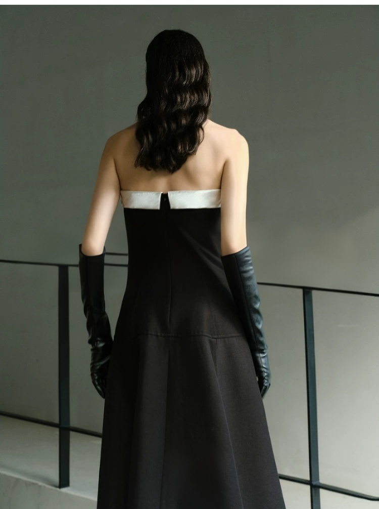 Elegant strapless, waist cinched, big black dress Elegant strapless, waist cinched, big black dress