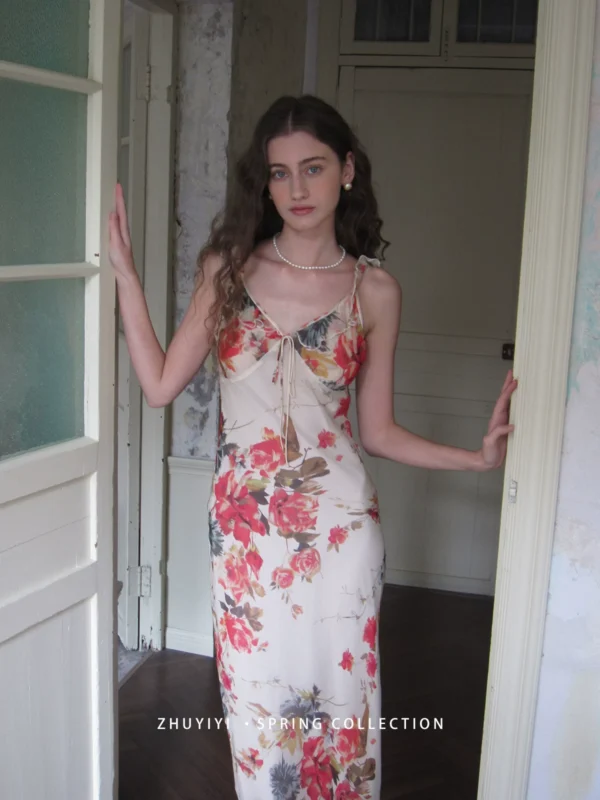 Holiday style floral thin suspender dress