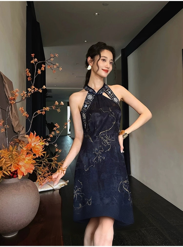 Double hot stamping embroidered neck hanging qipao skirt Double hot stamping embroidered neck hanging qipao skirt