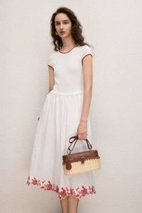 Rose embroidery contrasting color knitted dress, fashionable commuting waist cinching dress