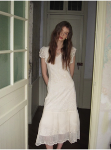 Lotus leaf sleeve V-neck lace patterned skirt