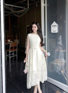 One neck acetic acid sleeveless dress with lace patchwork long skirt