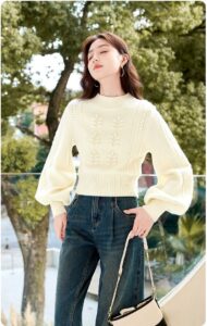 New short outerwear with lantern sleeves and knitted sweater