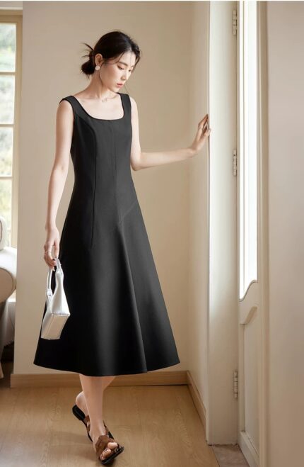 Elegant minimalist three-dimensional cut sleeveless dress