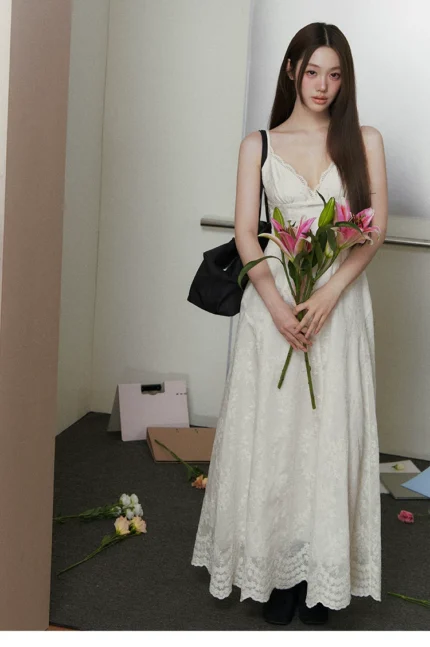 Embroidered V-neck temperament waist cinching suspender long dress