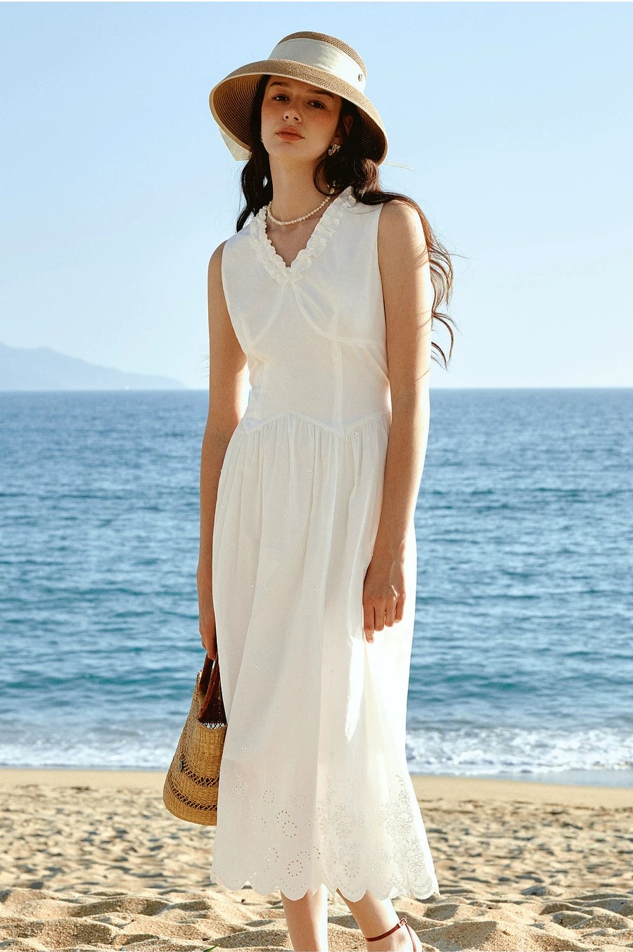 French V-neck black fungus edge hem hollowed out vest dress French V-neck black fungus edge hem hollowed out vest dress