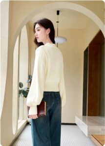 New short outerwear with lantern sleeves and knitted sweater