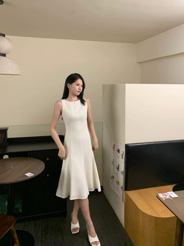 Sleeveless waist cinching slimming elegant light fishtail dress