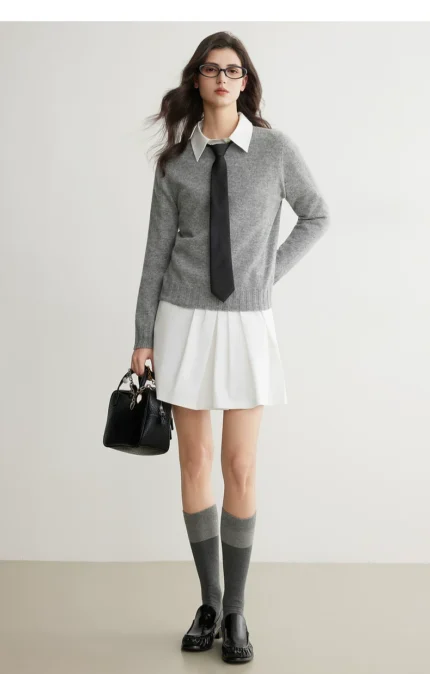 Seamless one-piece semi high neck sweater