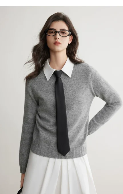 Seamless one-piece semi high neck sweater