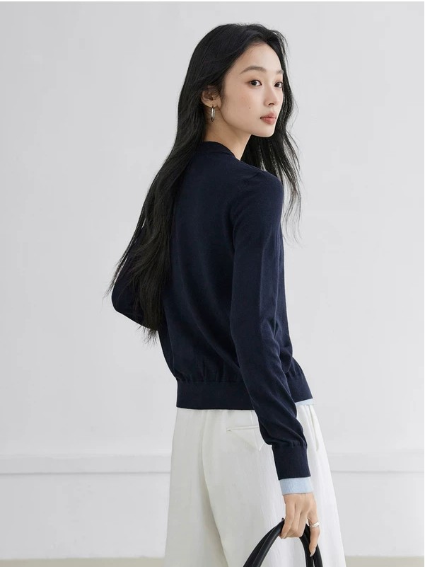 Two fake V-neck knitted sweaters with contrasting colors, women's slimming cardigan sweater Two fake V-neck knitted sweaters with contrasting colors, women's slimming cardigan sweater