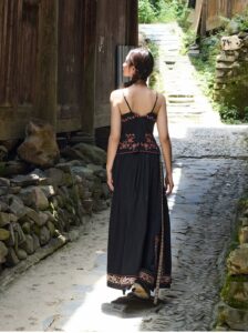 Narrow shoulder slimming top, umbrella hanging skirt