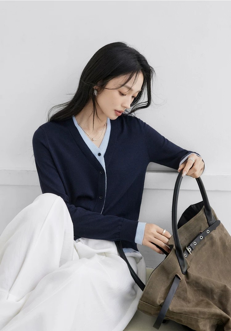Two fake V-neck knitted sweaters with contrasting colors, women's slimming cardigan sweater Two fake V-neck knitted sweaters with contrasting colors, women's slimming cardigan sweater