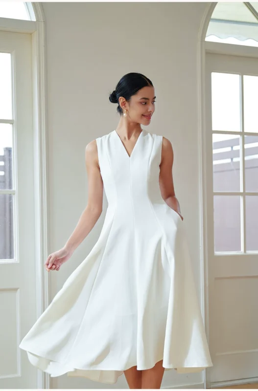 Classic V-neck large swing slim fit fashionable dress with proportional display