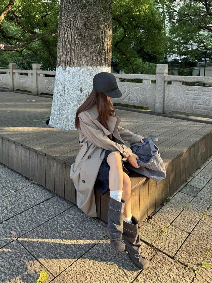 Classic trench coat with a drooping British style casual short jacket, mid to long length Classic trench coat with a drooping British style casual short jacket, mid to long length