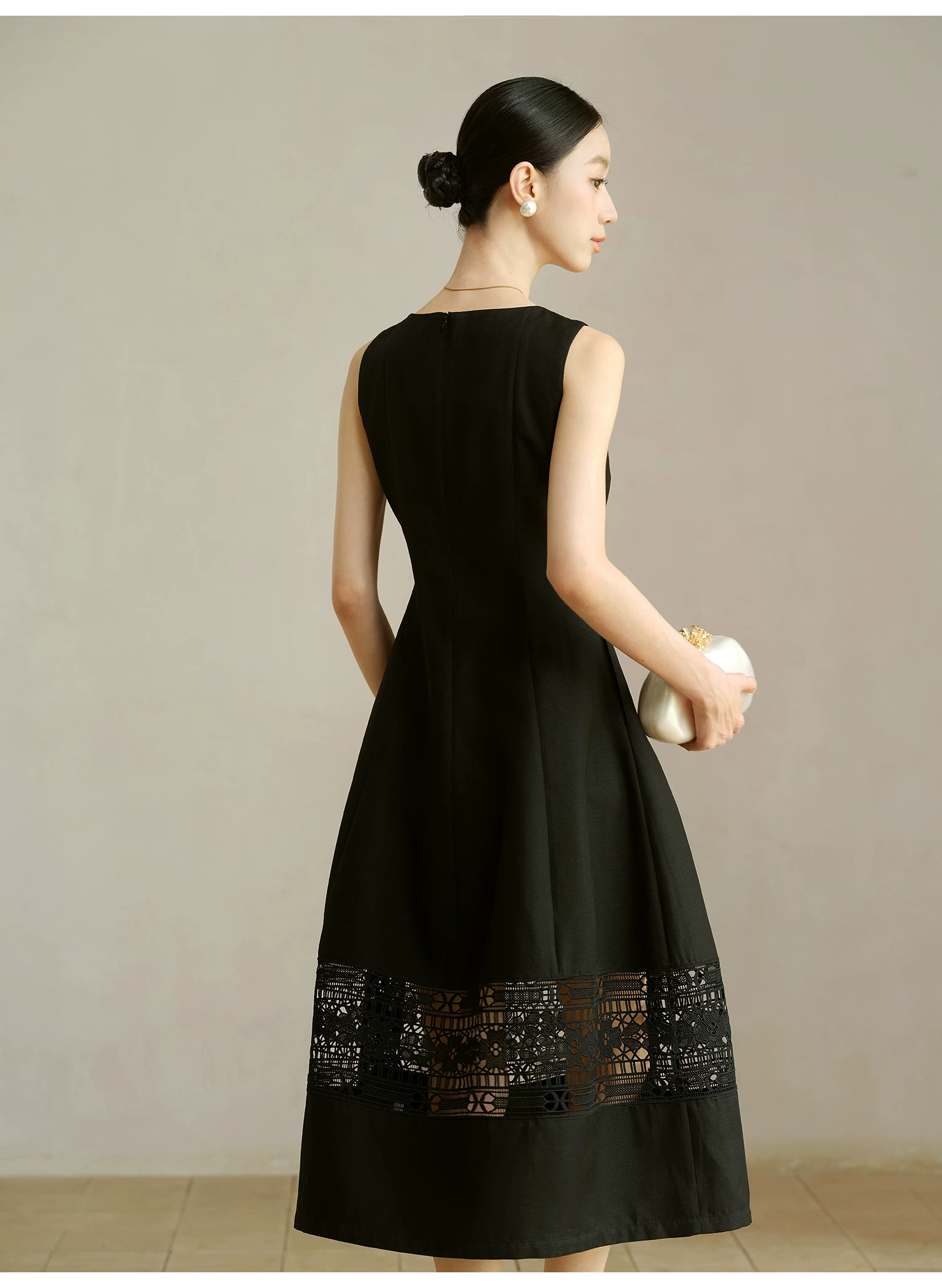 Exquisite lace hollowed out sleeveless dress with a large swing style Exquisite lace hollowed out sleeveless dress with a large swing style