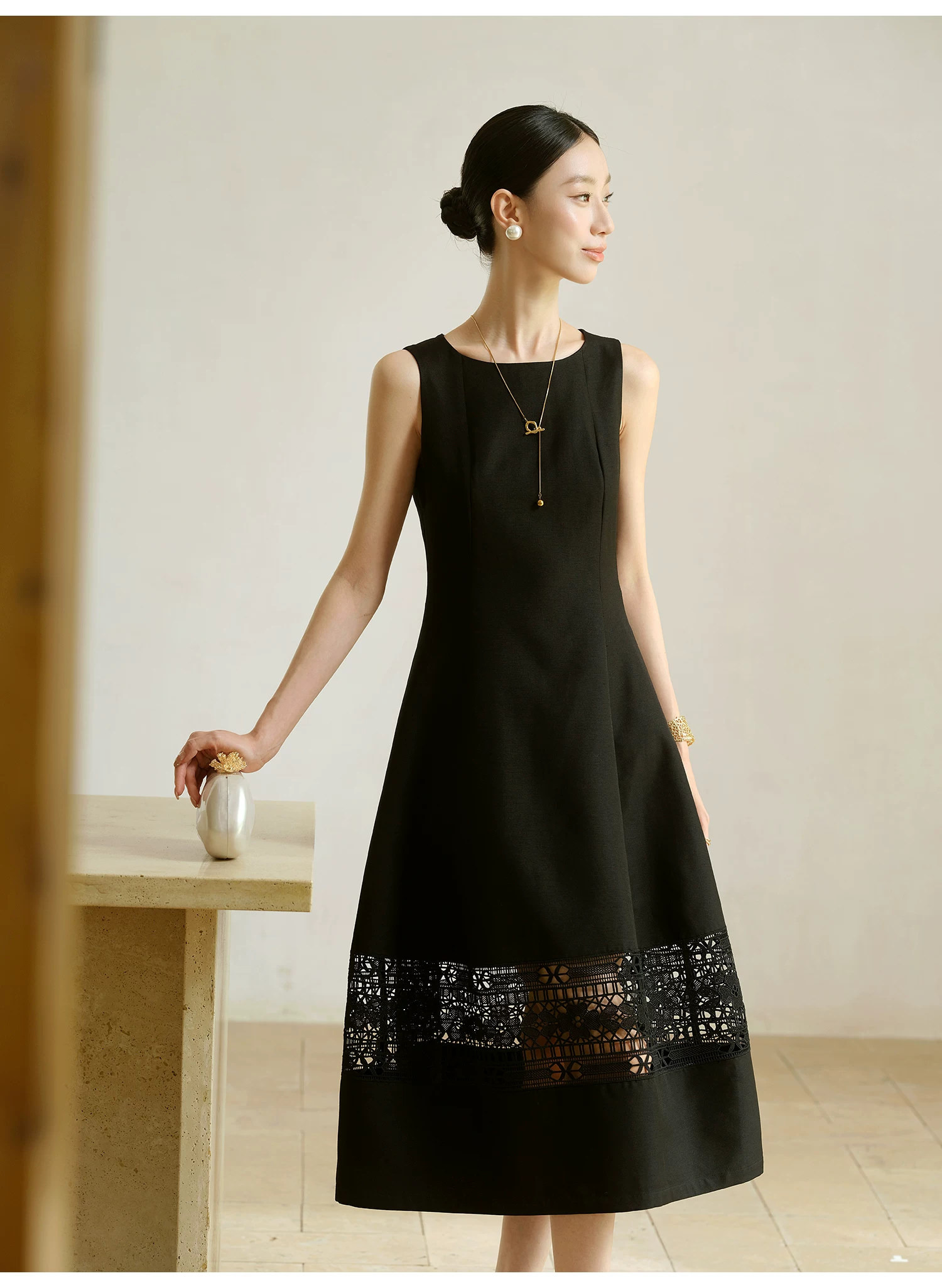 Exquisite lace hollowed out sleeveless dress with a large swing style Exquisite lace hollowed out sleeveless dress with a large swing style