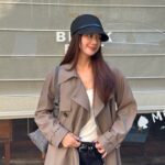 Classic trench coat with a drooping British style casual short jacket, mid to long length