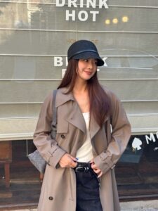 Classic trench coat with a drooping British style casual short jacket, mid to long length