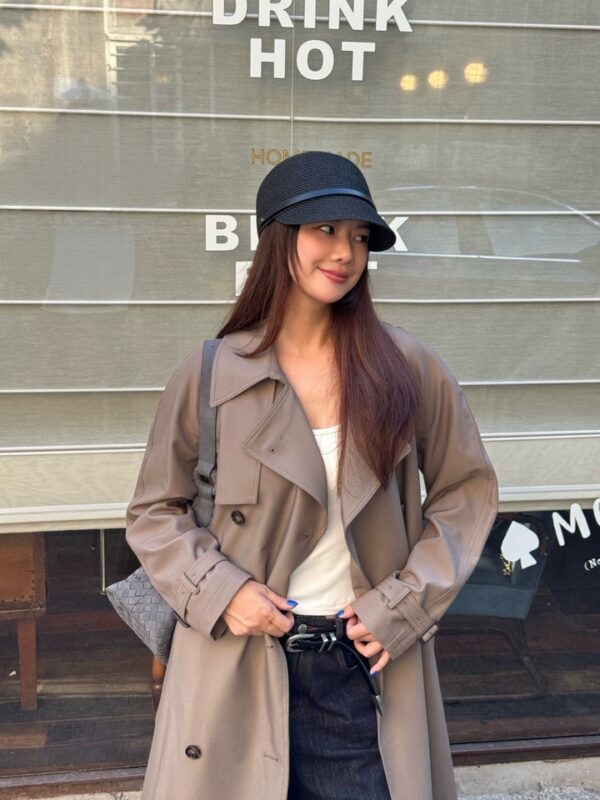 Classic trench coat with a drooping British style casual short jacket, mid to long length