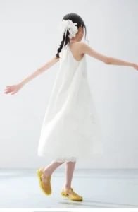 Hollow embroidery bead fake two pieces of pure white lace sleeveless vest hanging neck dress