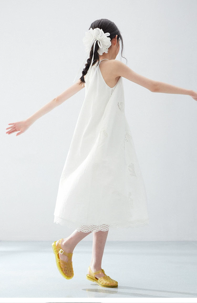 Hollow embroidery bead fake two pieces of pure white lace sleeveless vest hanging neck dress Hollow embroidery bead fake two pieces of pure white lace sleeveless vest hanging neck dress