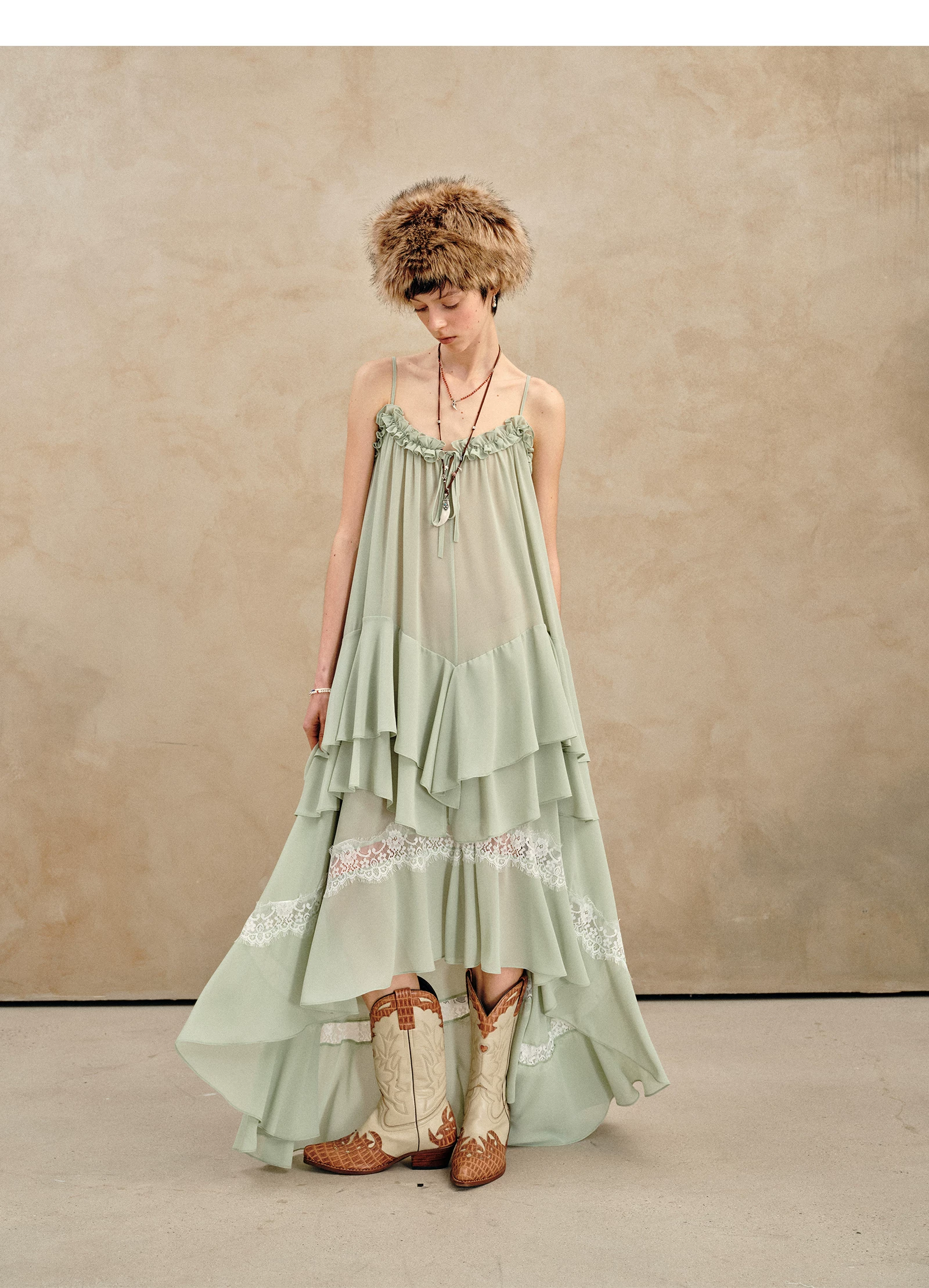 Loose-fitting green lotus leaf-patterned dress with straps Loose-fitting green lotus leaf-patterned dress with straps