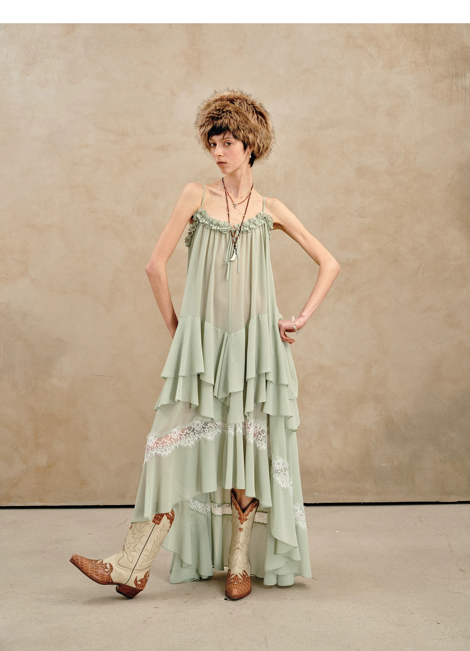 Loose-fitting green lotus leaf-patterned dress with straps Loose-fitting green lotus leaf-patterned dress with straps