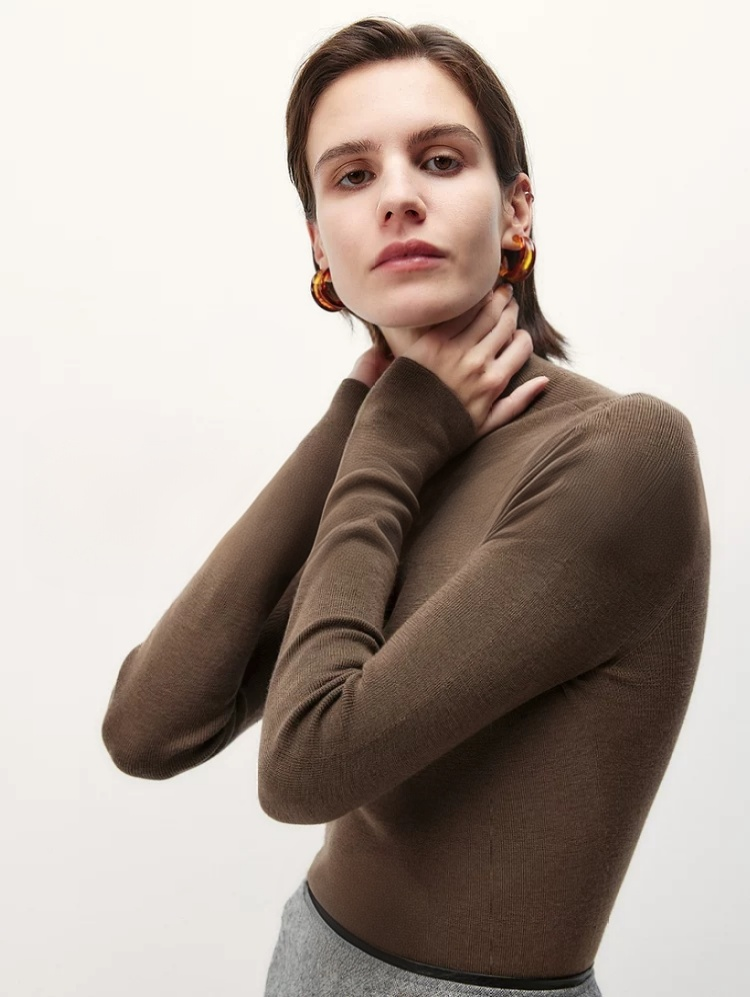 Seamless wool knitted base sweater for women Seamless wool knitted base sweater for women