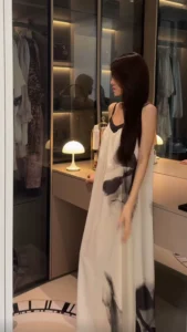 French V-neck beautiful back nightgown makes women look slimmer