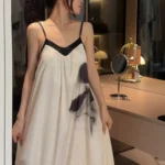 French V-neck beautiful back nightgown makes women look slimmer