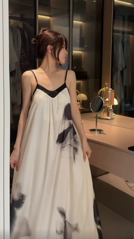 French V-neck beautiful back nightgown makes women look slimmer